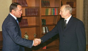 Михаил Лесин и Владимир Путин през 2002 г.