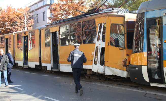 Два трамвая се удариха в София, има пострадали