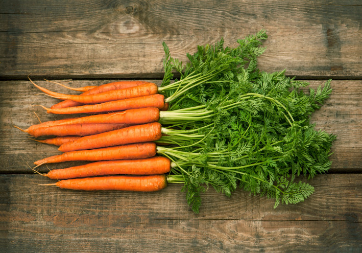 Моркови: Морковите също са богати на каротеноиди, особено бета-каротин, който отблъсква алергията. По-полезно е, ако морковите се запарват или задушат, отколкото ако се ядат сурови.