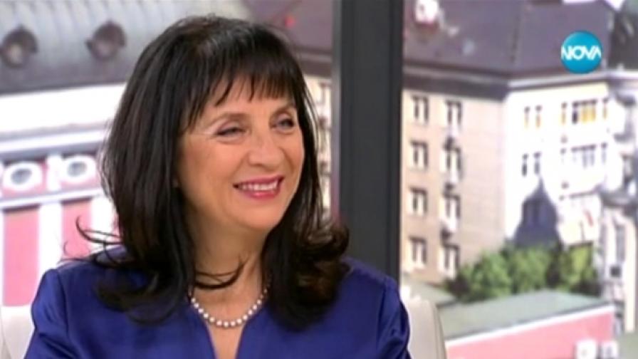 Гимназията се дели на две, физическото остава