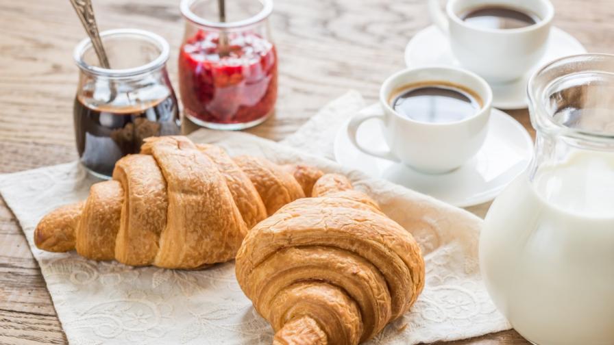 Кроасани и кафе с мляко - типична закуска за Италия и Франция