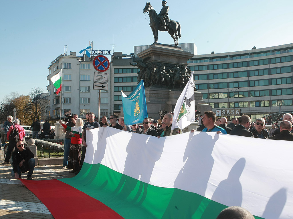 Десетки служители на МВР се събраха на протест около паметника на Цар Освободител в София