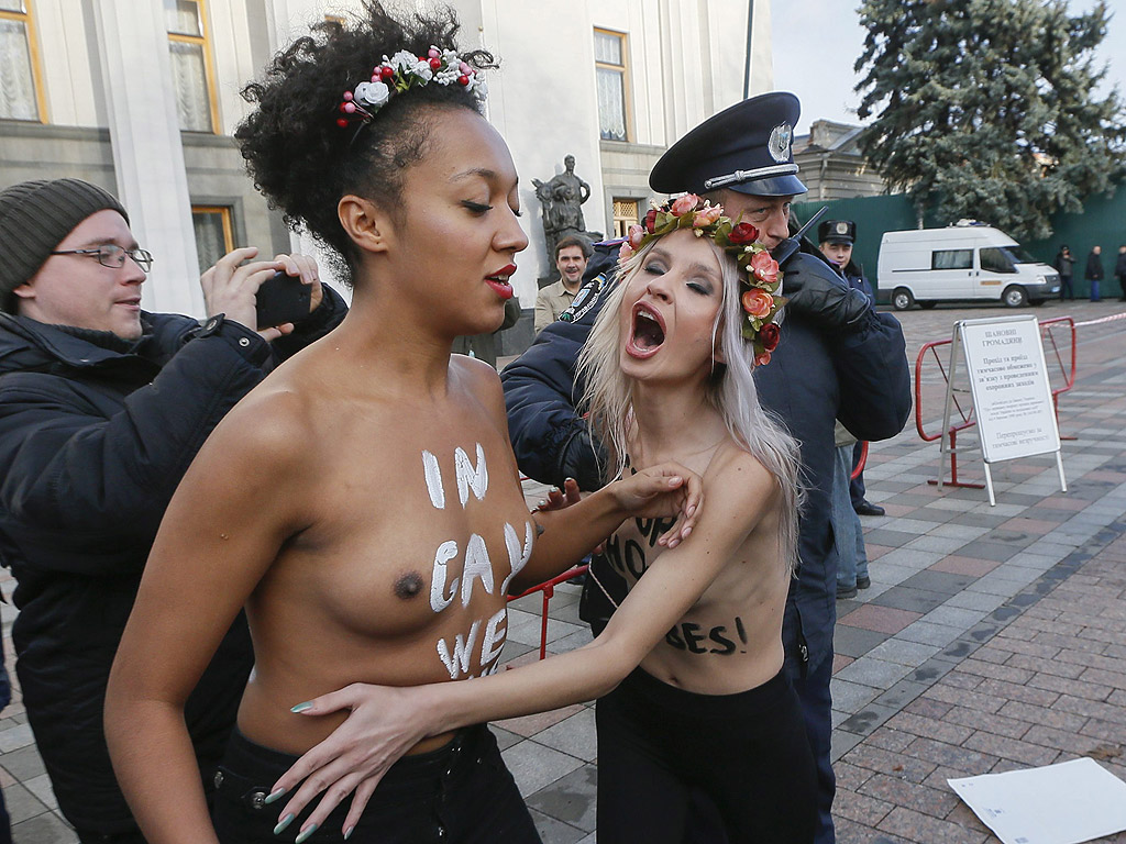 Украински полицаи арестуват активисти на женско движение FEMEN по време на топлес протест "Stop Homophobia" пред сградата на парламента в Киев. Активистите настояват украинските парламентаристи да спрат дискриминацията на правата на гражданите с различна сексуална ориентация веднага и за изменение на Кодекса на труда на Украйна, за да се осигури хармонизиране на украинското законодателство в областта на превенцията и противодействието на дискриминацията с правото на ЕС.