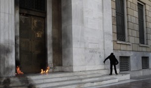 Гърците потрошиха Атина