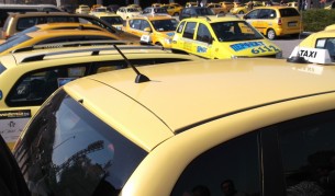 Отхвърлиха алтернативния данък за такситата