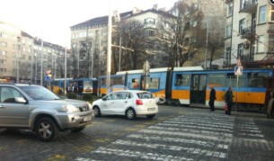 Кола засече трамвай на Руски паметник, предизвика задръстване