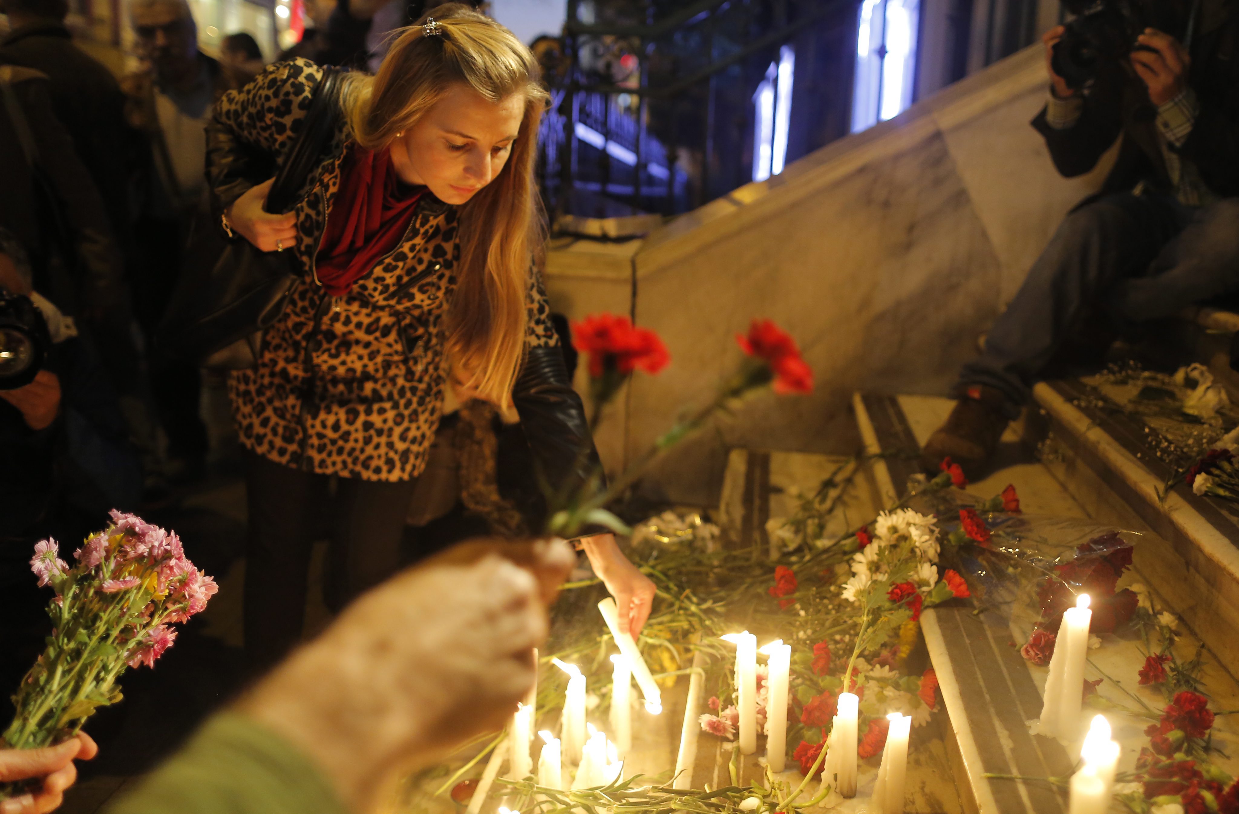 Пред посолствата на Франция по целия свят съпричастни с трагедията хора оставяха цветя и запалени свещи