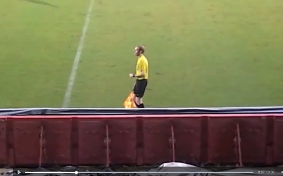 ВИДЕО: Страничен съдия танцува под фенските скандирания
