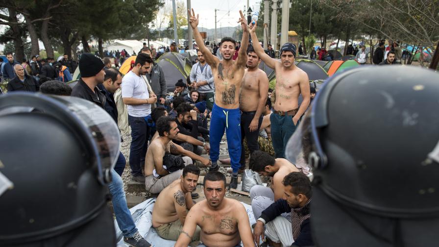 Бежанци протестират голи, Македония не ги пуска