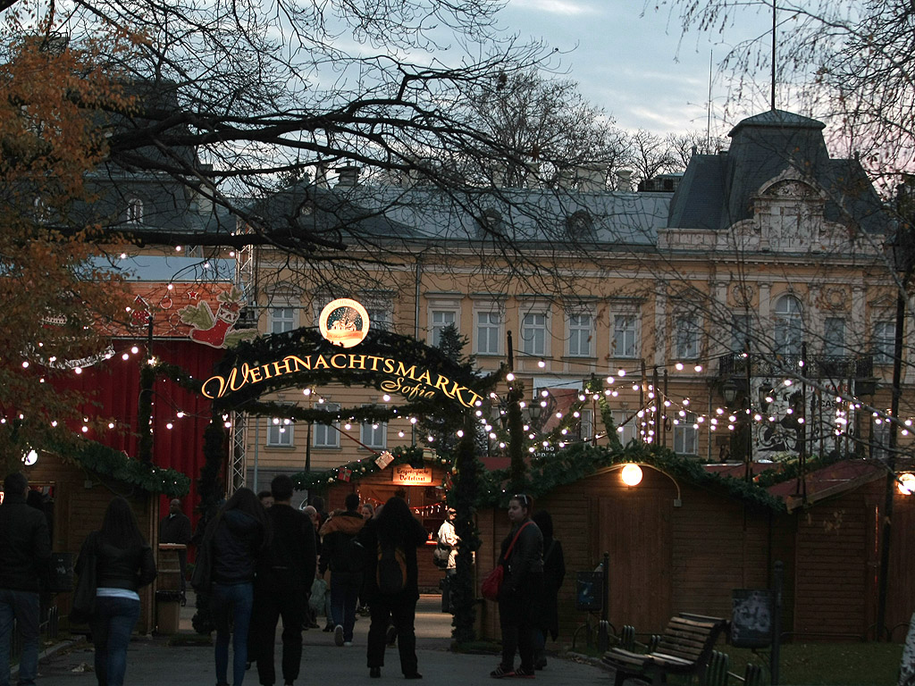 Коледен базар в центъра на София