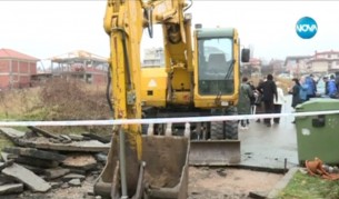 Български абсурд - цял квартал си пази пътя от багер