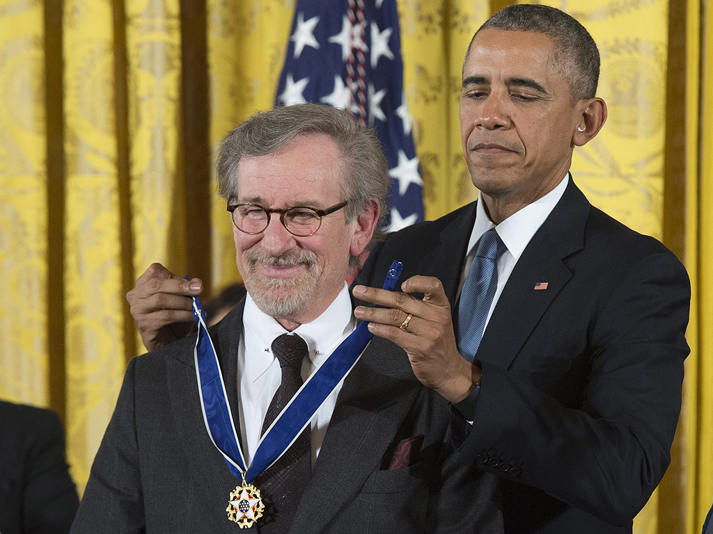 Стивън Спилбърг е награден с най-високото гражданско отличие на САЩ - Президентския медал на свободата от президента на САЩ Барак Обама, по време на церемония в Източната зала на Белия дом във Вашингтон, окръг Колумбия, САЩ