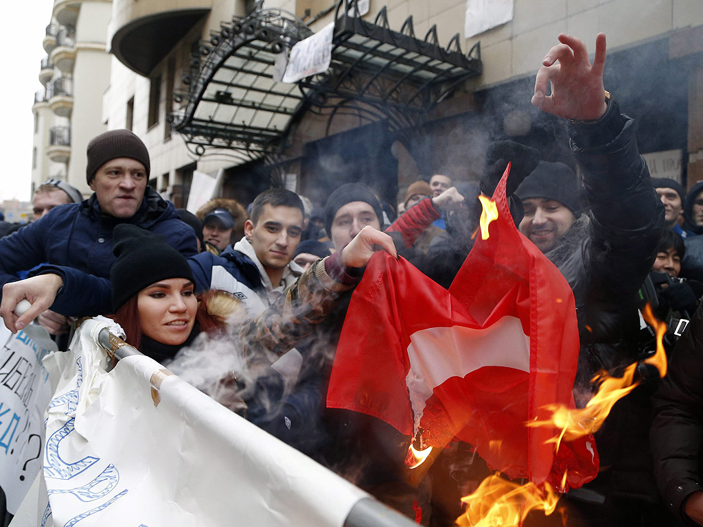 Руснаци горят националното знаме на Турция по време на протест пред посолството на Турция в Москва, Русия