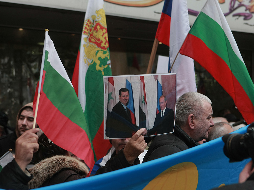 Мотото на протеста е „Турция обяви война на Русия, ние на чия страна сме?”. Много от протестиращите носят български, руски, както и партийни знамена. На някои от тях развяват и принтирани снимки на президента на РФ Владимир Путин, на които пише: „Не сме забравили, ще отмъстим”. Други снимки са на Путин и Башар Асад