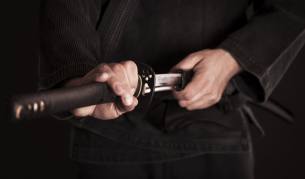 В Испания правят прическа с... мечове и горелка