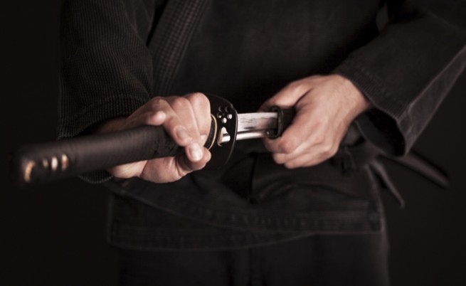 Мъж заплаши полицаи с нож и самурайски меч в Русе
