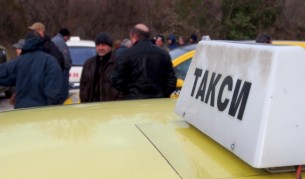 Мъж стреля по такси в София