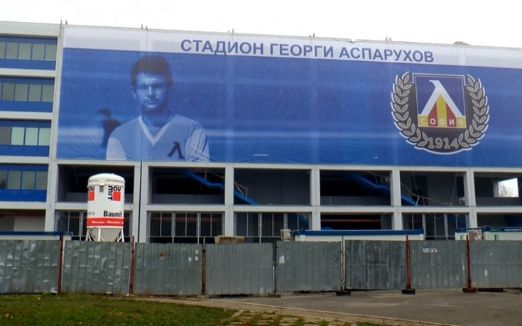 ВИДЕО: Винил с лика на Гунди покри половината фасада на сектор А