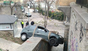 Шофьорка качи кола на стълби (видео)