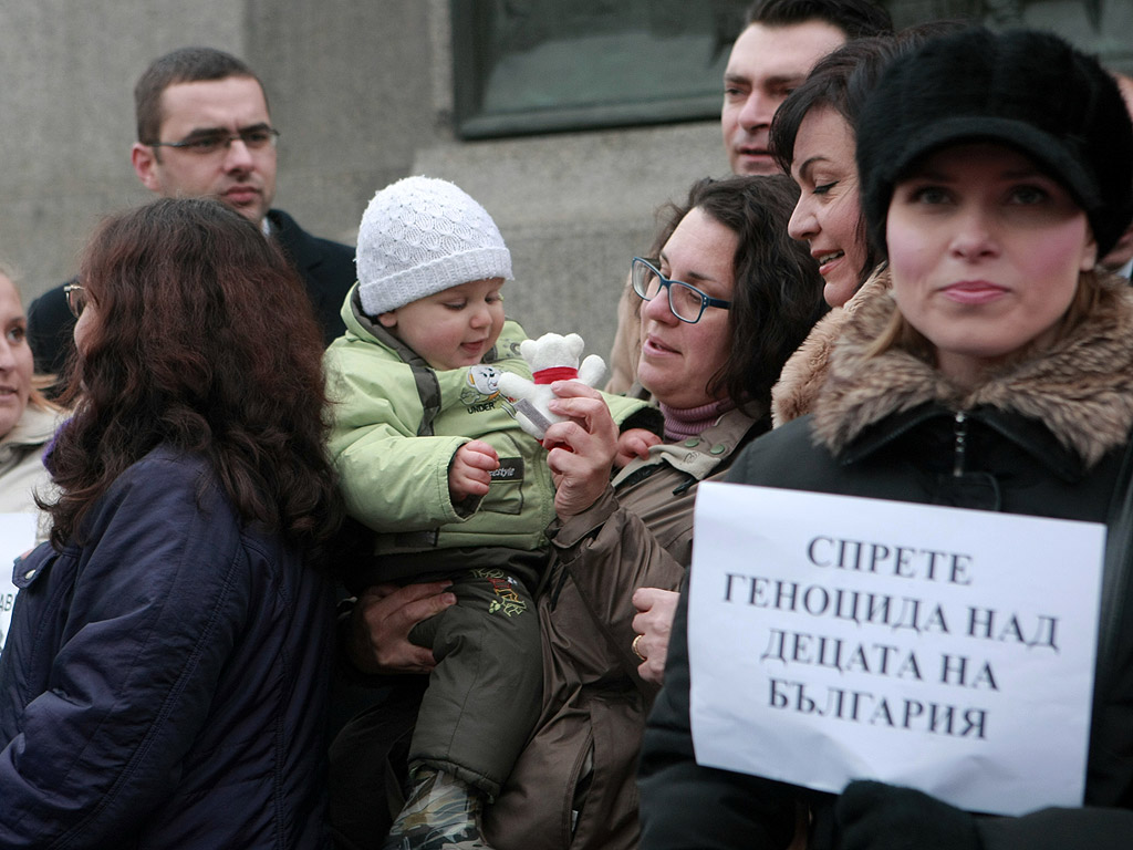 Десетки майки се събраха пред Народното събрание на протест за осигуряване на повече грижи за децата. Майките са заедно със своите деца носят транспаранти "Децата на България - изчезващ вид" и тениски "За мен бюджет няма"