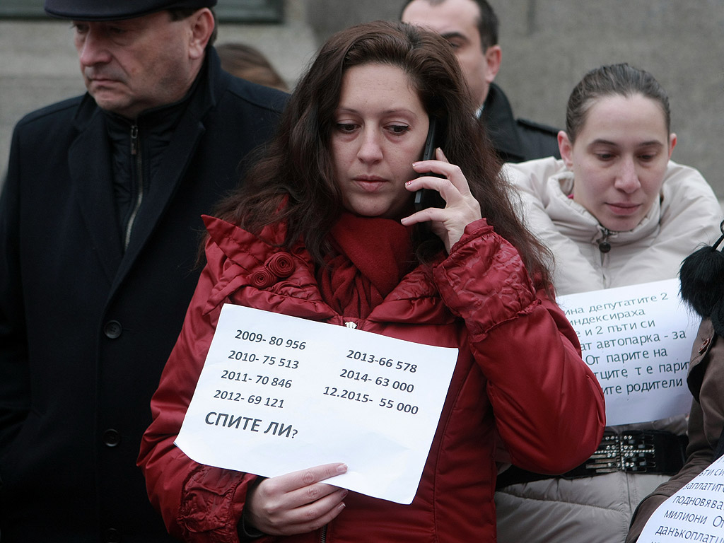 Десетки майки се събраха пред Народното събрание на протест за осигуряване на повече грижи за децата. Майките са заедно със своите деца носят транспаранти "Децата на България - изчезващ вид" и тениски "За мен бюджет няма"