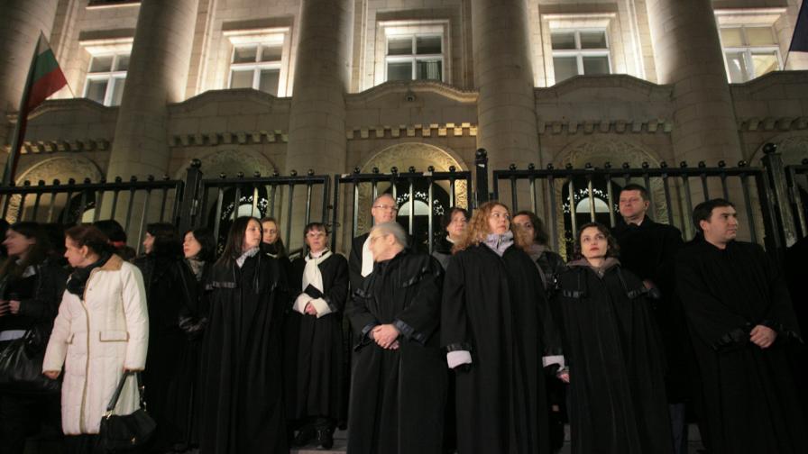 Съдии на протест-среща пред Съдебната палата