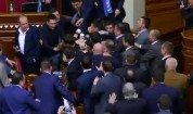 Масов бой сред управляващите в украинския парламент