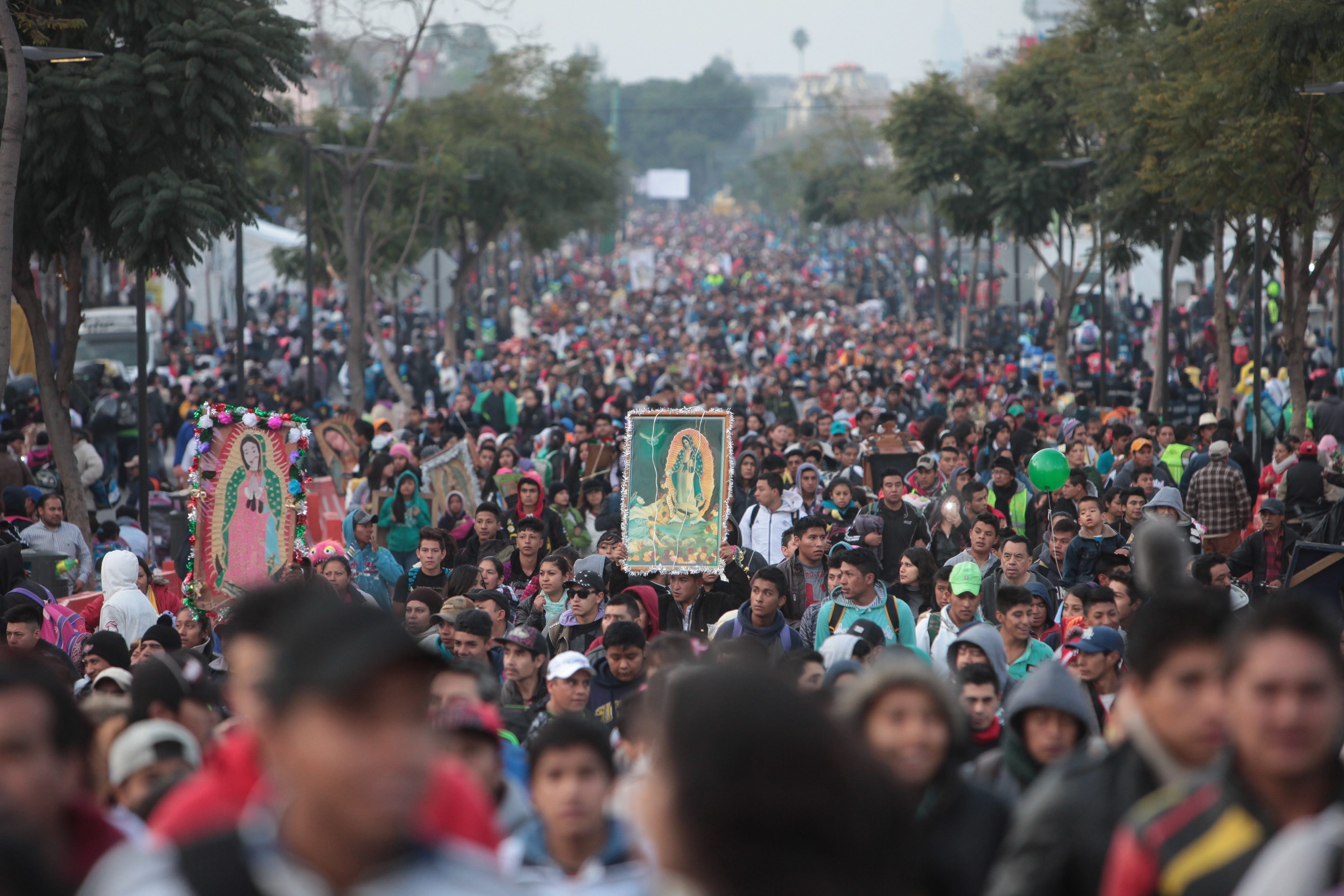 По традиция, по време на коледните празници, огромен брой поклонници отдават почит на Божията майка на хълм край столицата Мексико сити.
