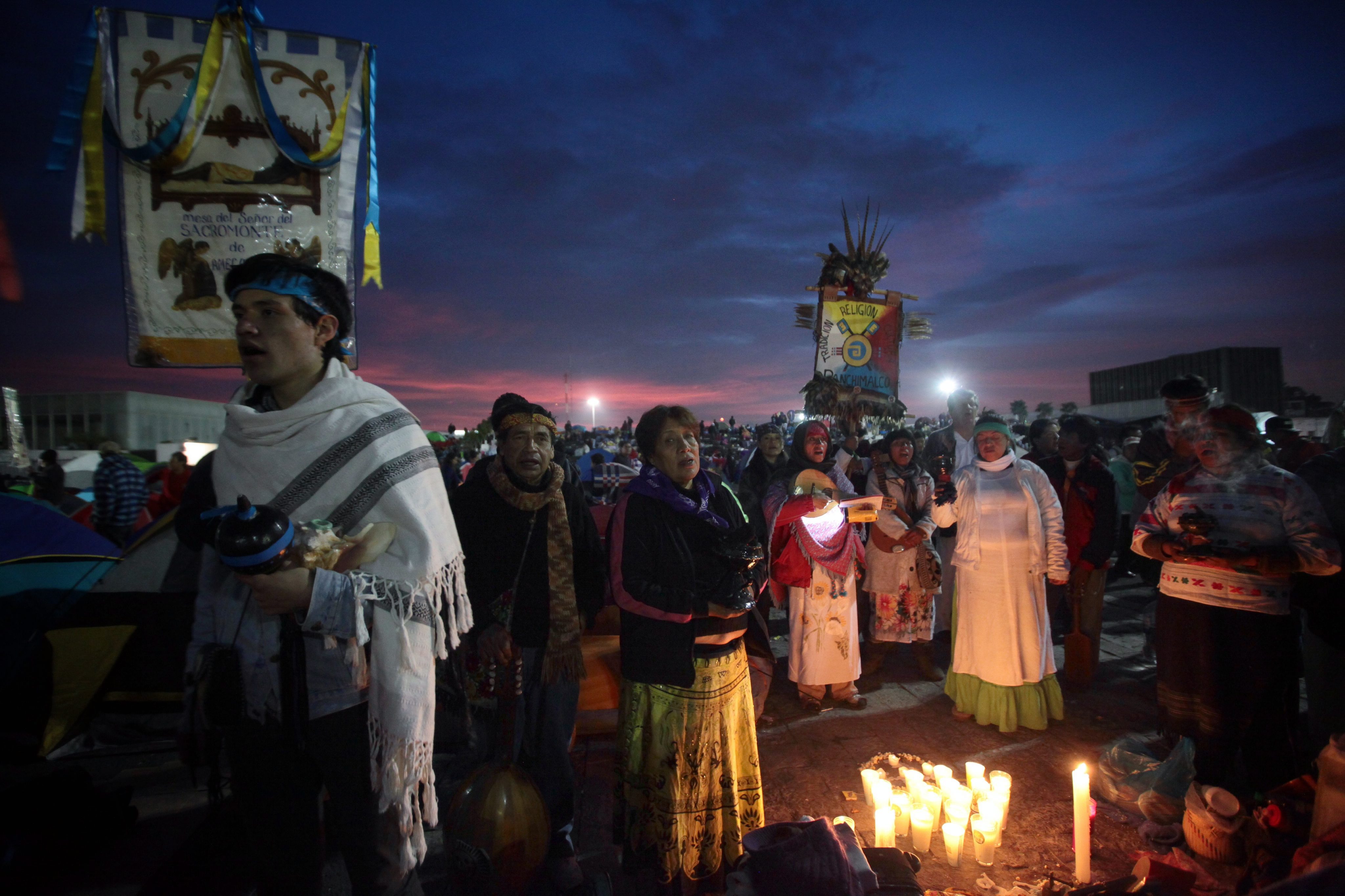 По традиция, по време на коледните празници, огромен брой поклонници отдават почит на Божията майка на хълм край столицата Мексико сити.