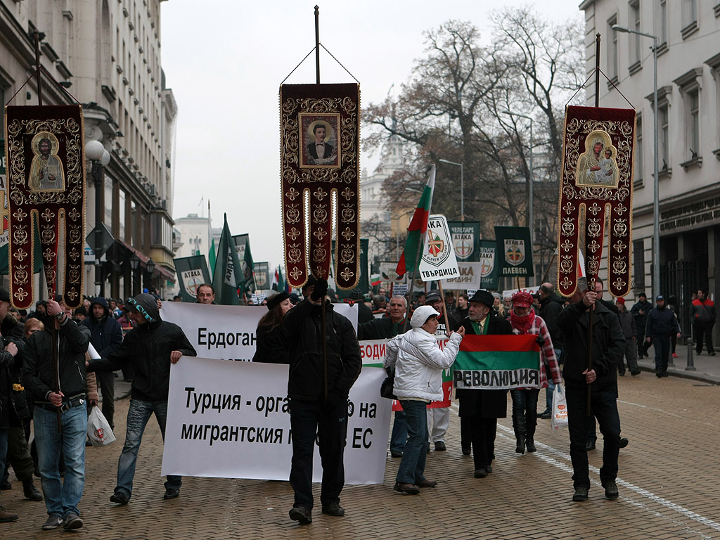 Стотици българи се събраха днес в 11 ч. пред БНБ за обявеното шествие – митинг срещу посещението на премиера на Турция Давутоглу , организирано от партия Атака.