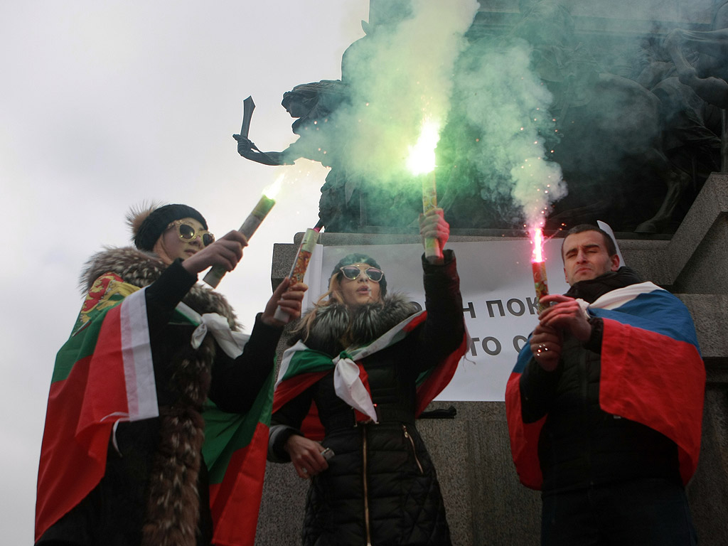 Стотици българи се събраха днес в 11 ч. пред БНБ за обявеното шествие – митинг срещу посещението на премиера на Турция Давутоглу , организирано от партия Атака.