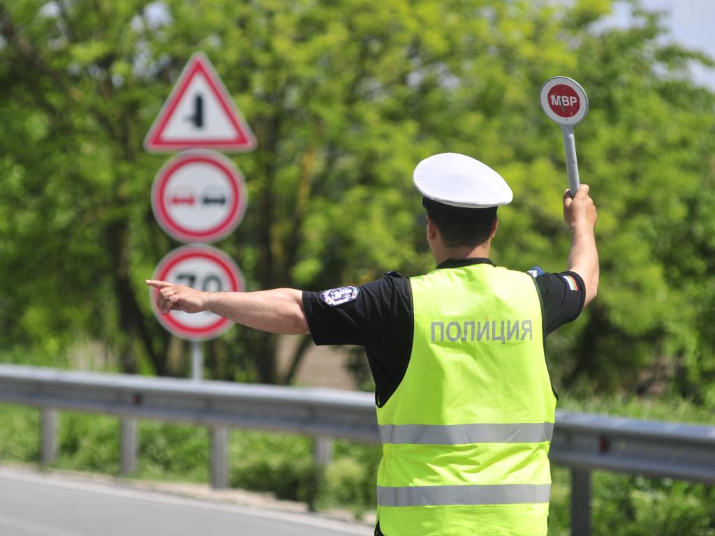 Арестуваха шофьор за опит за подкуп на полицаи в Стара