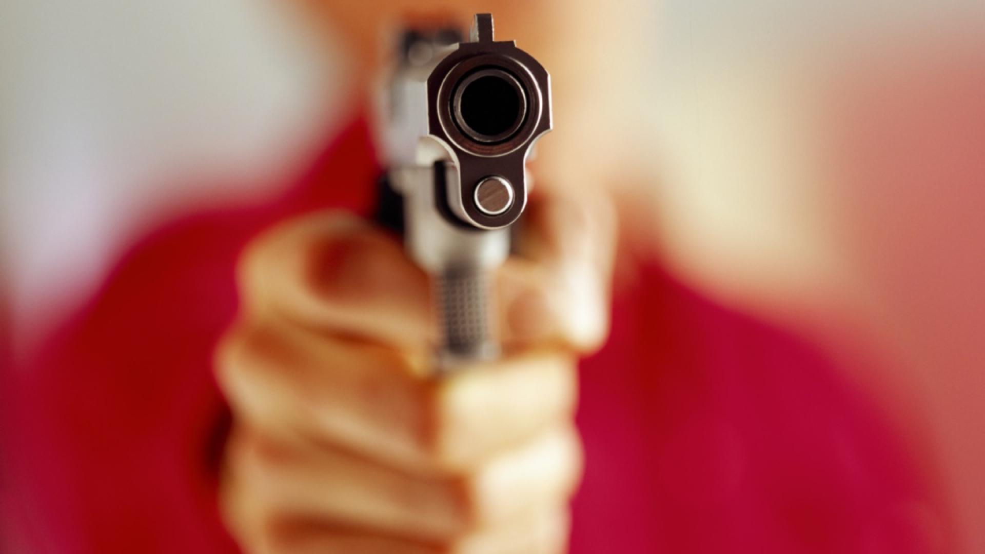 Мъж опита да убие съпругата си като навлезе в насрещното