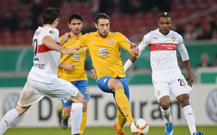 Щутгарт мина през продълженията, за да отстрани Айнтрахт