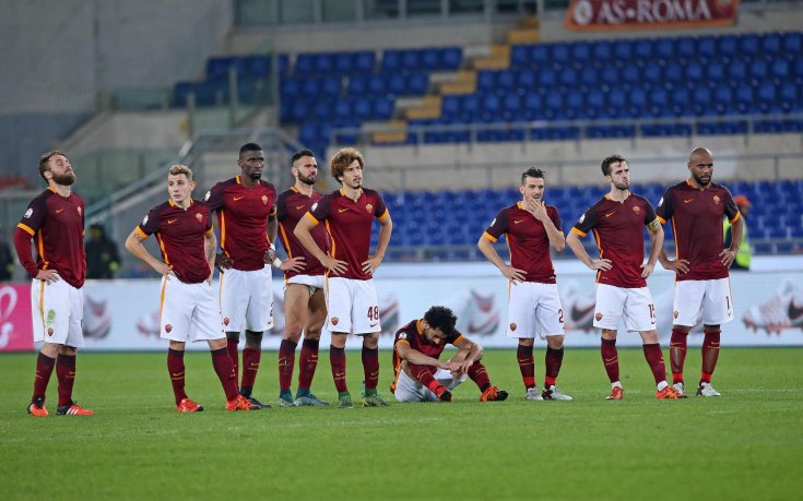 Освирквания и атака с яйца преди коледната вечеря на Рома