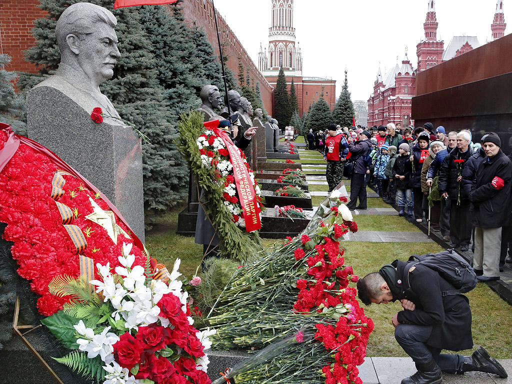 Комунисти полагат цветя пред гроба на съветския лидер Йосиф Сталин на Червения площад в Москва, Русия. Руските комунисти отбелязват 136-та годишнина от рождението на Сталин