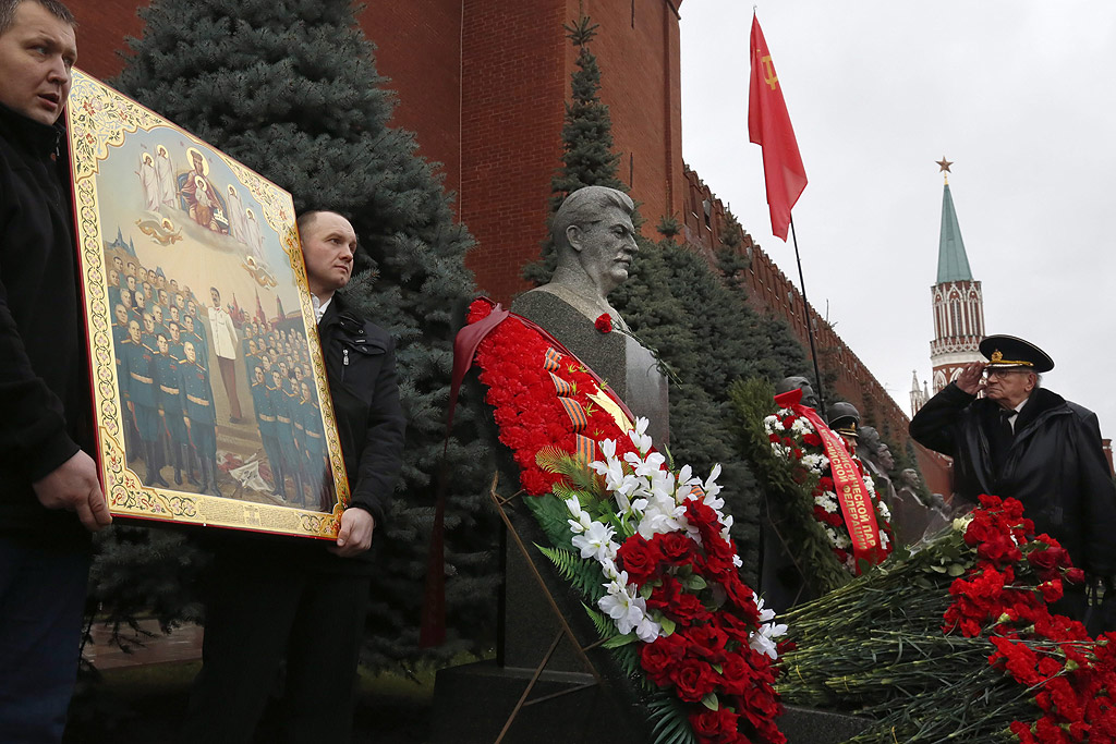 Комунисти полагат цветя пред гроба на съветския лидер Йосиф Сталин на Червения площад в Москва, Русия. Руските комунисти отбелязват 136-та годишнина от рождението на Сталин