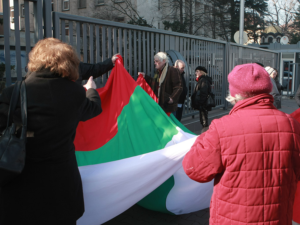 Протестиращите срещу спирането на предаването "Деконструкция" по програма "Хоризонт" блокираха движението по бул. "Драган Цанков" пред сградата на БНР