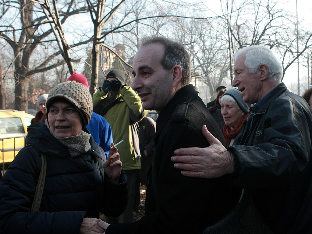 Протестиращите срещу спирането на предаването "Деконструкция" по програма "Хоризонт" блокираха движението по бул. "Драган Цанков" пред сградата на БНР