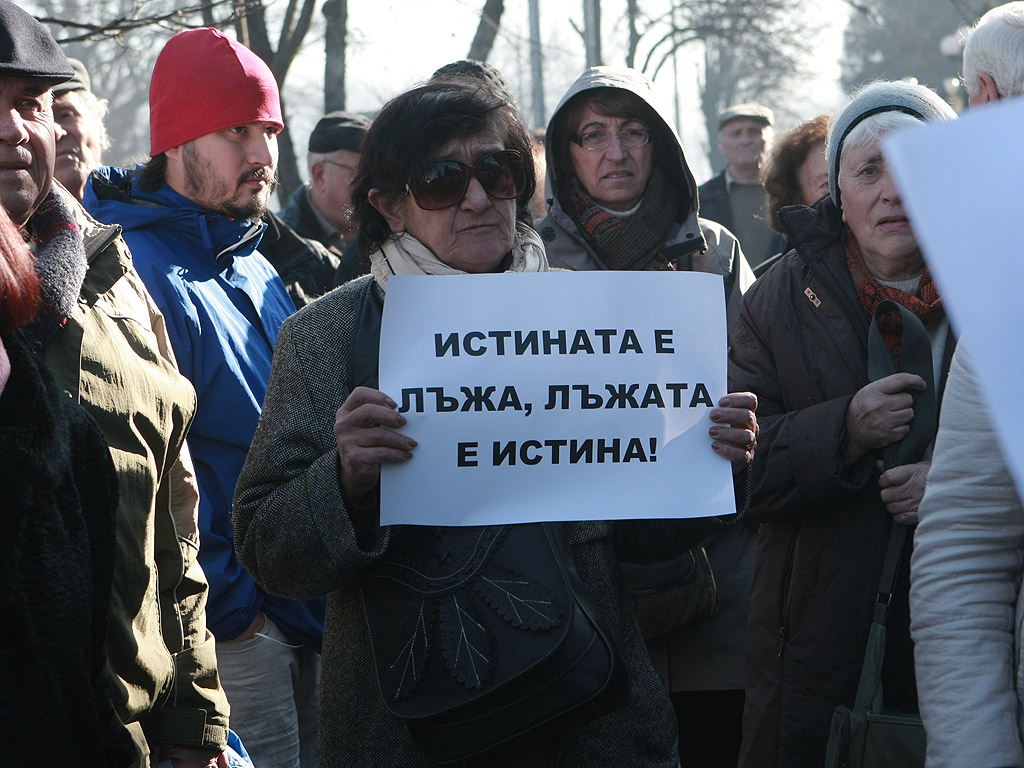 Протестиращите срещу спирането на предаването "Деконструкция" по програма "Хоризонт" блокираха движението по бул. "Драган Цанков" пред сградата на БНР