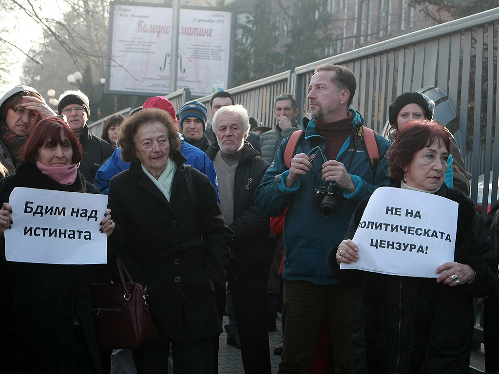 Протестиращите срещу спирането на предаването "Деконструкция" по програма "Хоризонт" блокираха движението по бул. "Драган Цанков" пред сградата на БНР