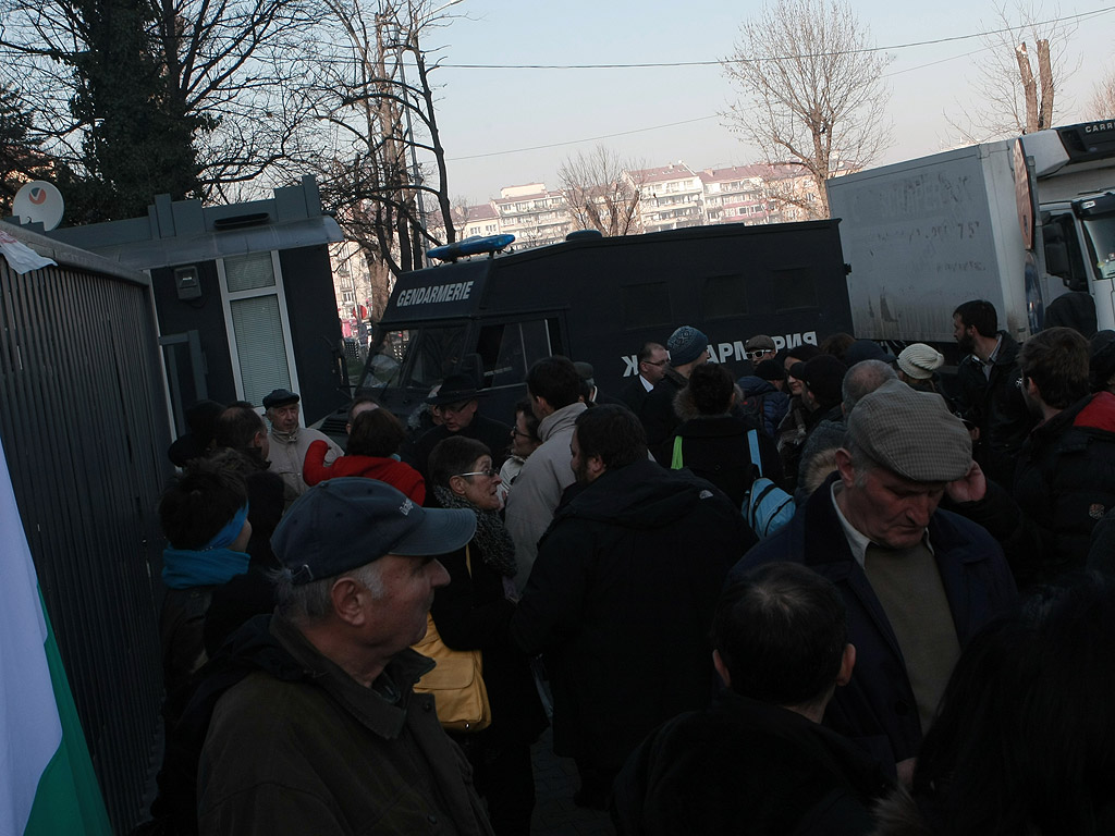 Протестиращите срещу спирането на предаването "Деконструкция" по програма "Хоризонт" блокираха движението по бул. "Драган Цанков" пред сградата на БНР