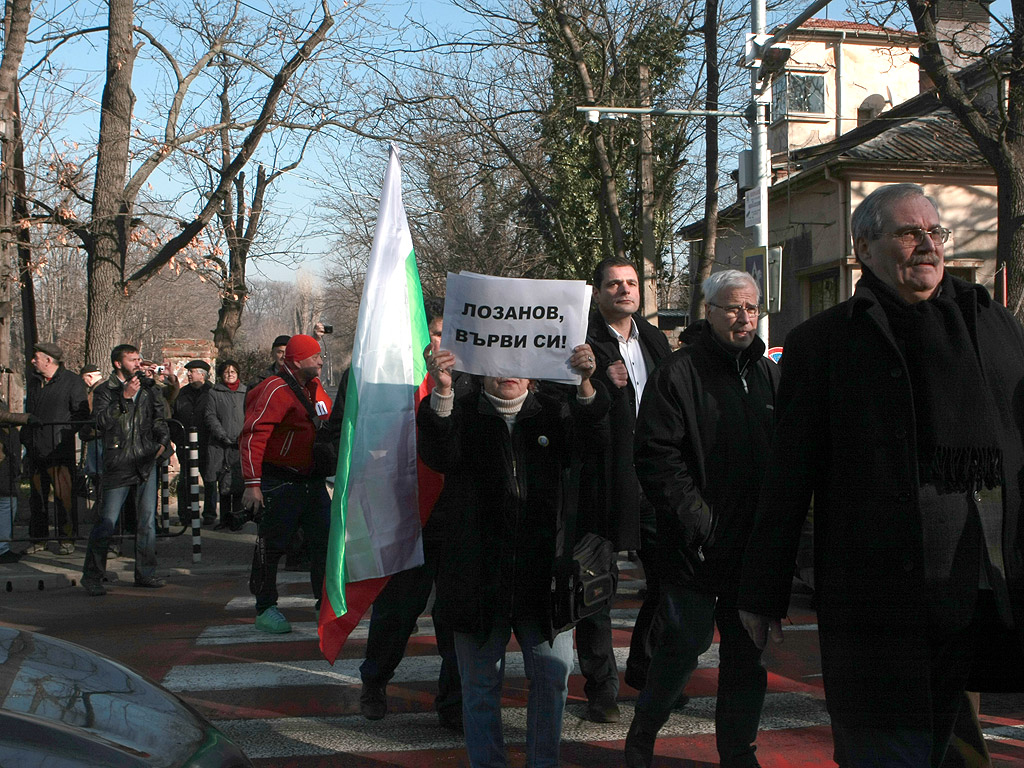 Протестиращите срещу спирането на предаването "Деконструкция" по програма "Хоризонт" блокираха движението по бул. "Драган Цанков" пред сградата на БНР