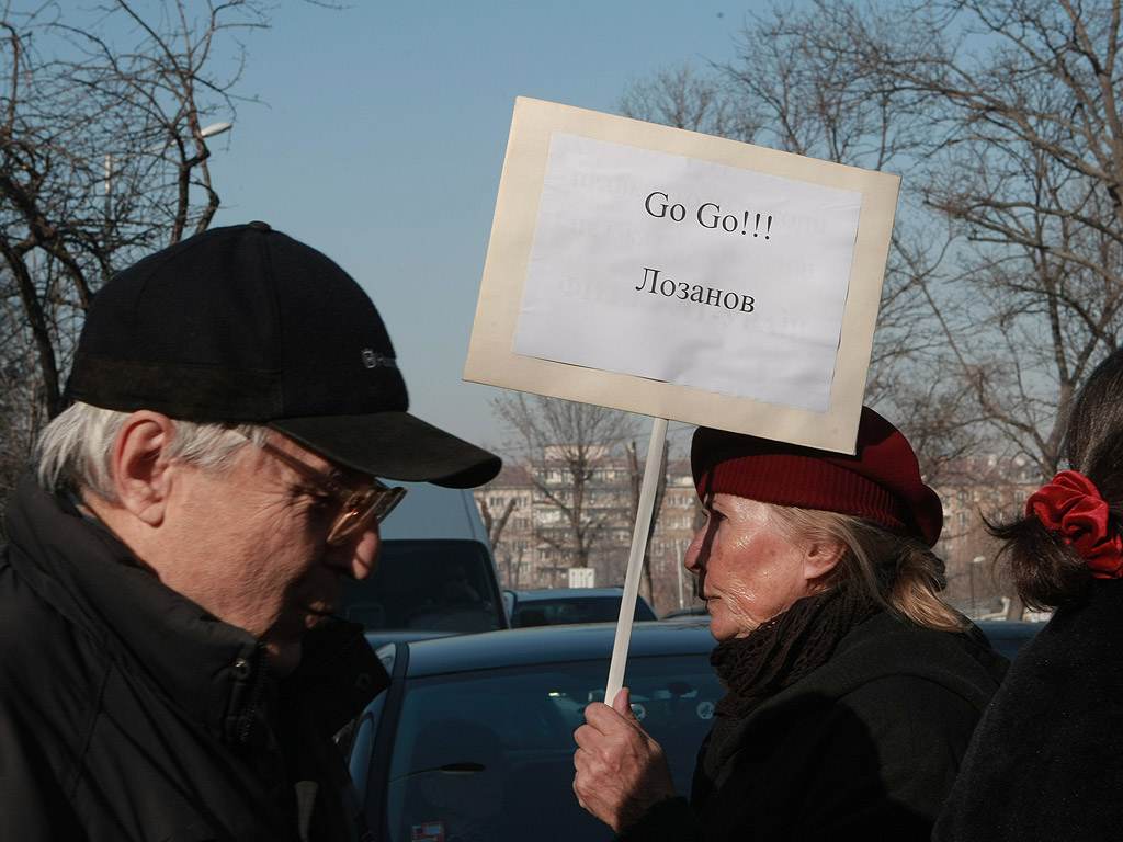 Протестиращите срещу спирането на предаването "Деконструкция" по програма "Хоризонт" блокираха движението по бул. "Драган Цанков" пред сградата на БНР