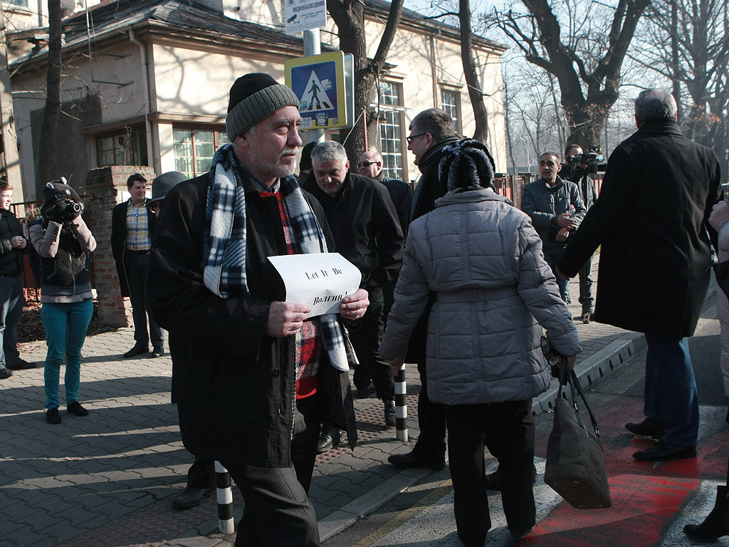 Протестиращите срещу спирането на предаването "Деконструкция" по програма "Хоризонт" блокираха движението по бул. "Драган Цанков" пред сградата на БНР