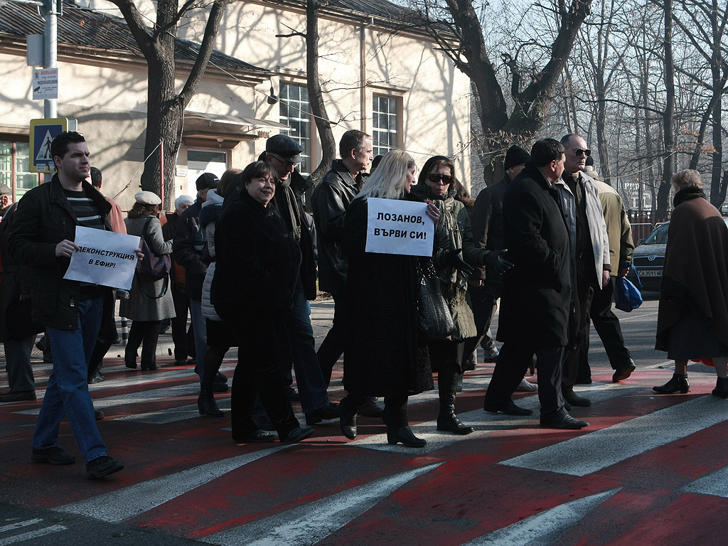 Протестиращите срещу спирането на предаването "Деконструкция" по програма "Хоризонт" блокираха движението по бул. "Драган Цанков" пред сградата на БНР