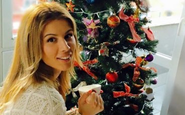 СНИМКИ: Прелестната Цвети Пиронкова пожелава весела Коледа