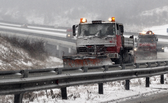 Заради снега: Усложнена обстановка по пътищата