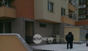 Полицаи пред блока, в който е живеело семейството