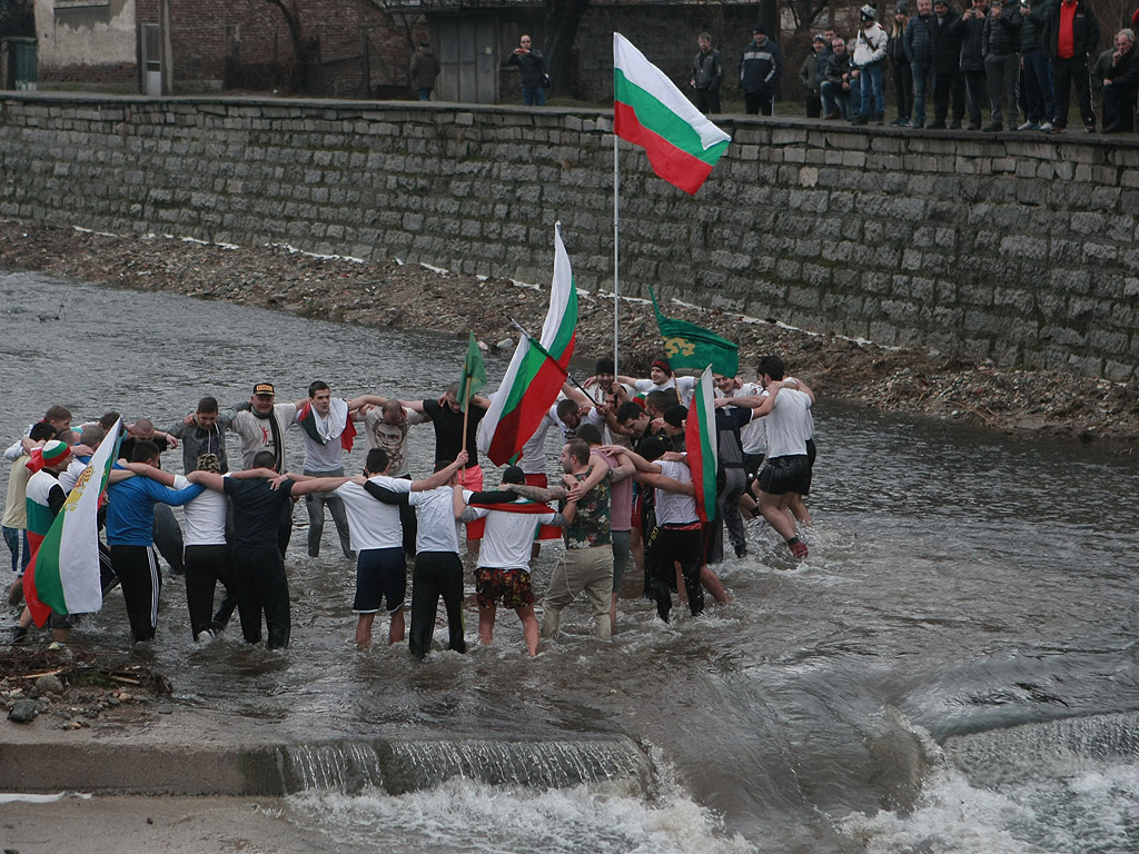 32-годишният Стефан Цеков извади кръста на Богоявление от водите на река Джерман при Наков мост в Дупница.